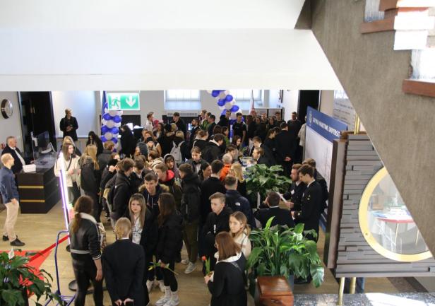 Punkt informacyjny w budynku gł&oacute;wnym UMG