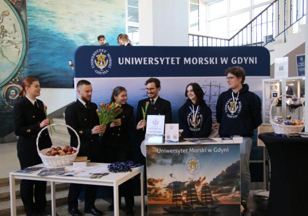 Studenci obsługujący punkt informacyjny w budynku Wydziału Nawigacyjnego