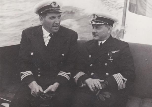 Dyrektor PSM kpt. ż.w. Stanisław Kosko (z prawej) z kpt. ż.w. Karolem Olgierdem Borchardtem, Sztokholm 1938 r. 