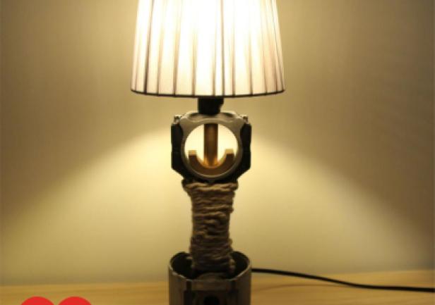 Lampa wykonana przez student&oacute;w i pracownik&oacute;w Wydziału Mechanicznego