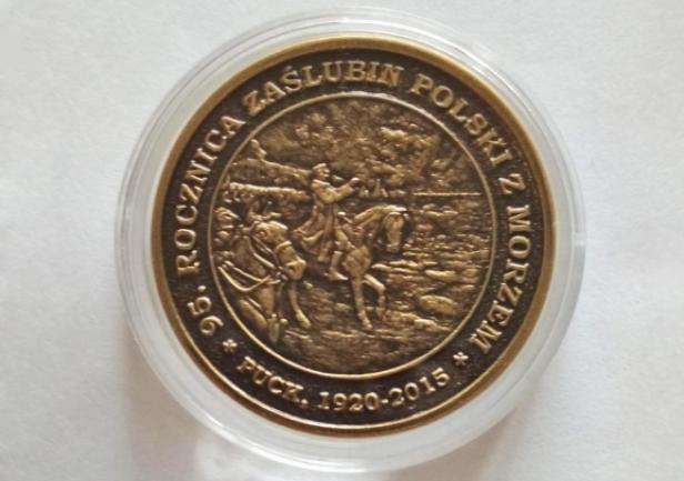 Pamiątkowy medal PTN z okazji 95. rocznicy zaślubin. W zbiorach ST.