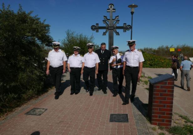 Rektorzy Uniwersytetu Morskiego w Alei Zasłużonych Ludzi Morza, z Krzyżem Morskim w tle w Rewie. Od lewej: prof. J&oacute;zef Lisowski, prof. Romuald Cwilewicz, prof. Piotr Przybyłowski, JM Rektor prof. kpt. ż. w. Adam Weintrit, prof. kpt. ż. w. Daniel Duda, prof. Janusz Zarębski 